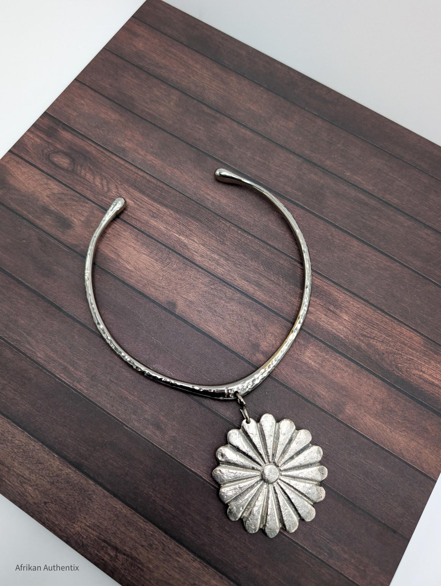 Silver collar necklace with a floral pendant 