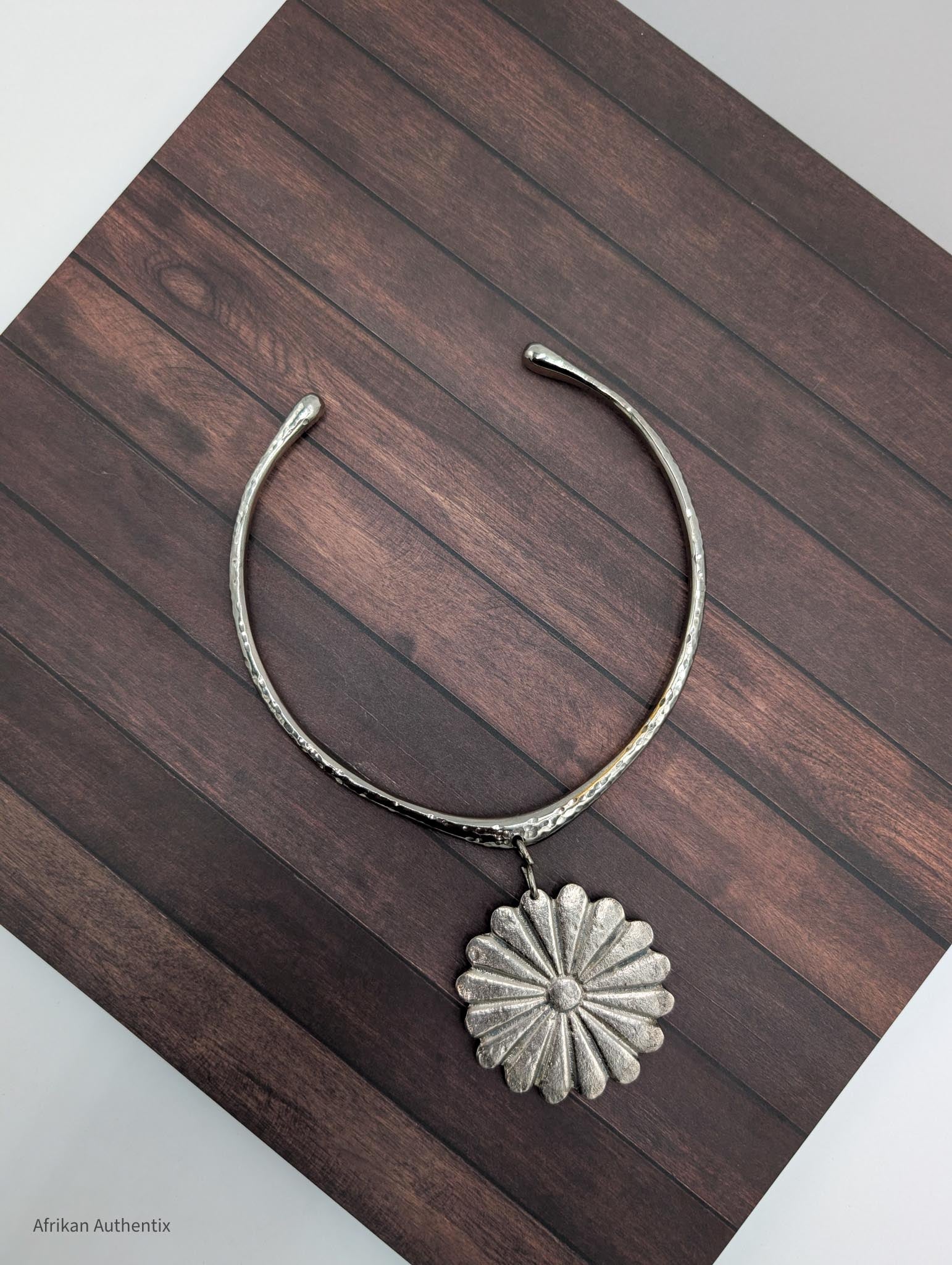 Silver collar necklace with a floral pendant 