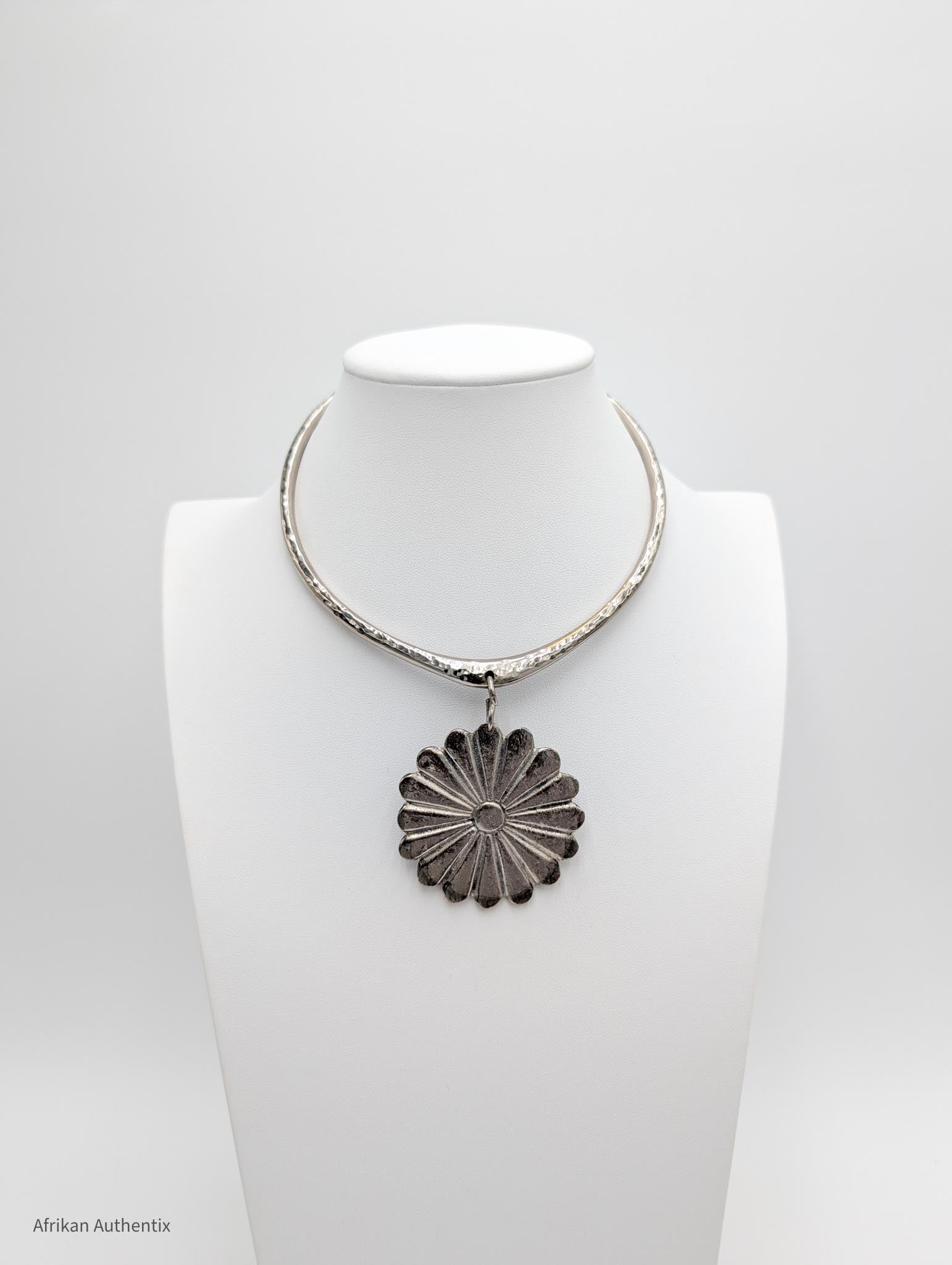 Silver collar necklace with a floral pendant 